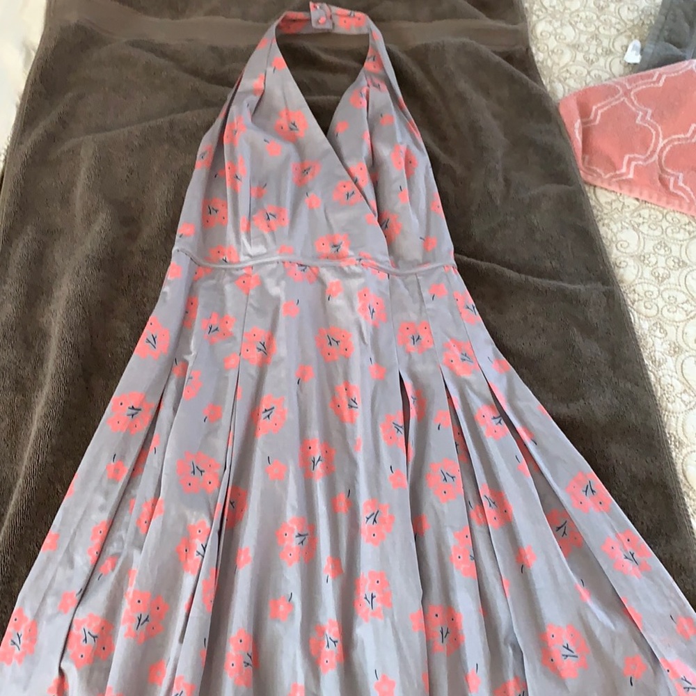 Flattering halter dress... summer fun